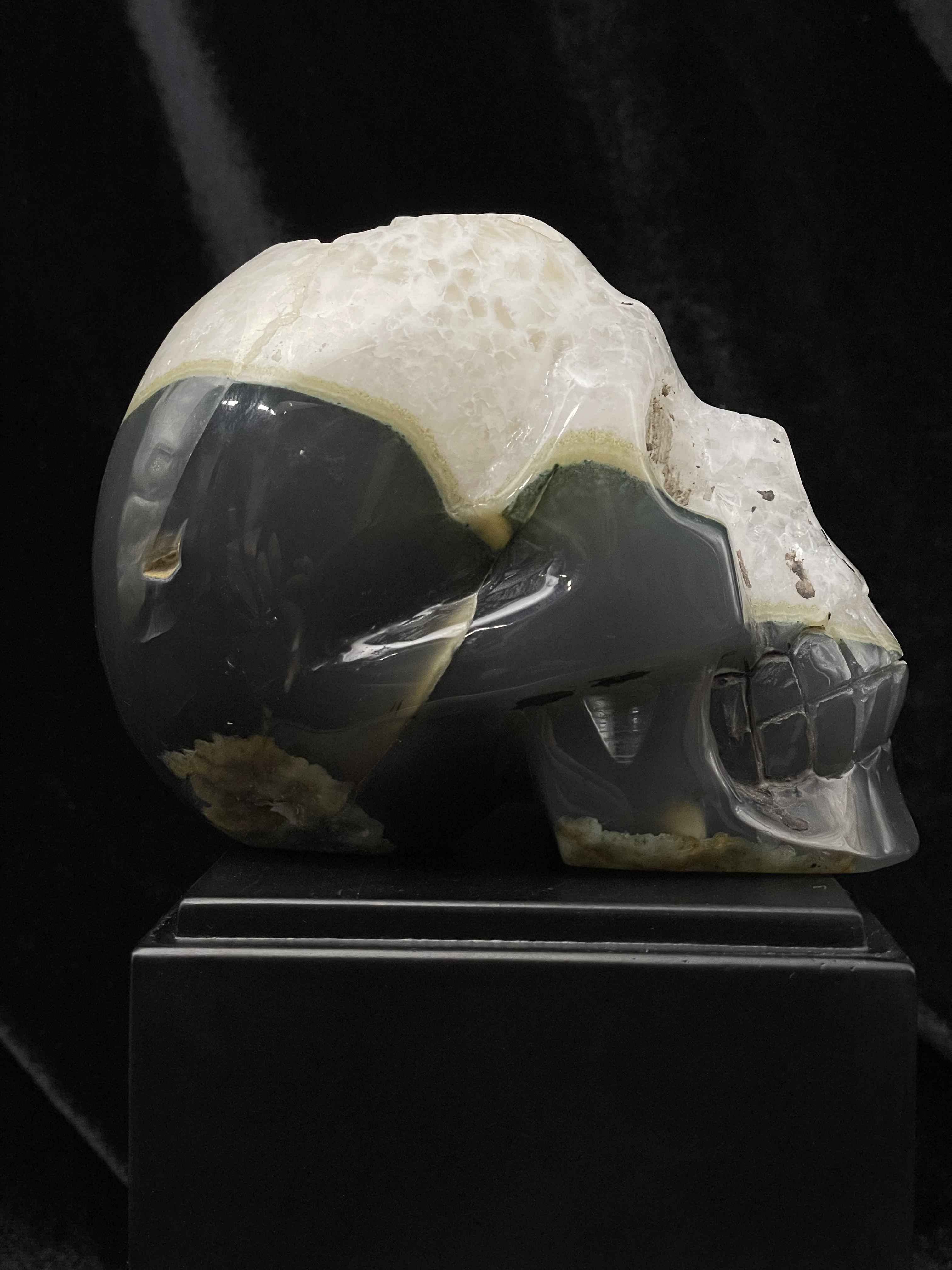 Череп из агата