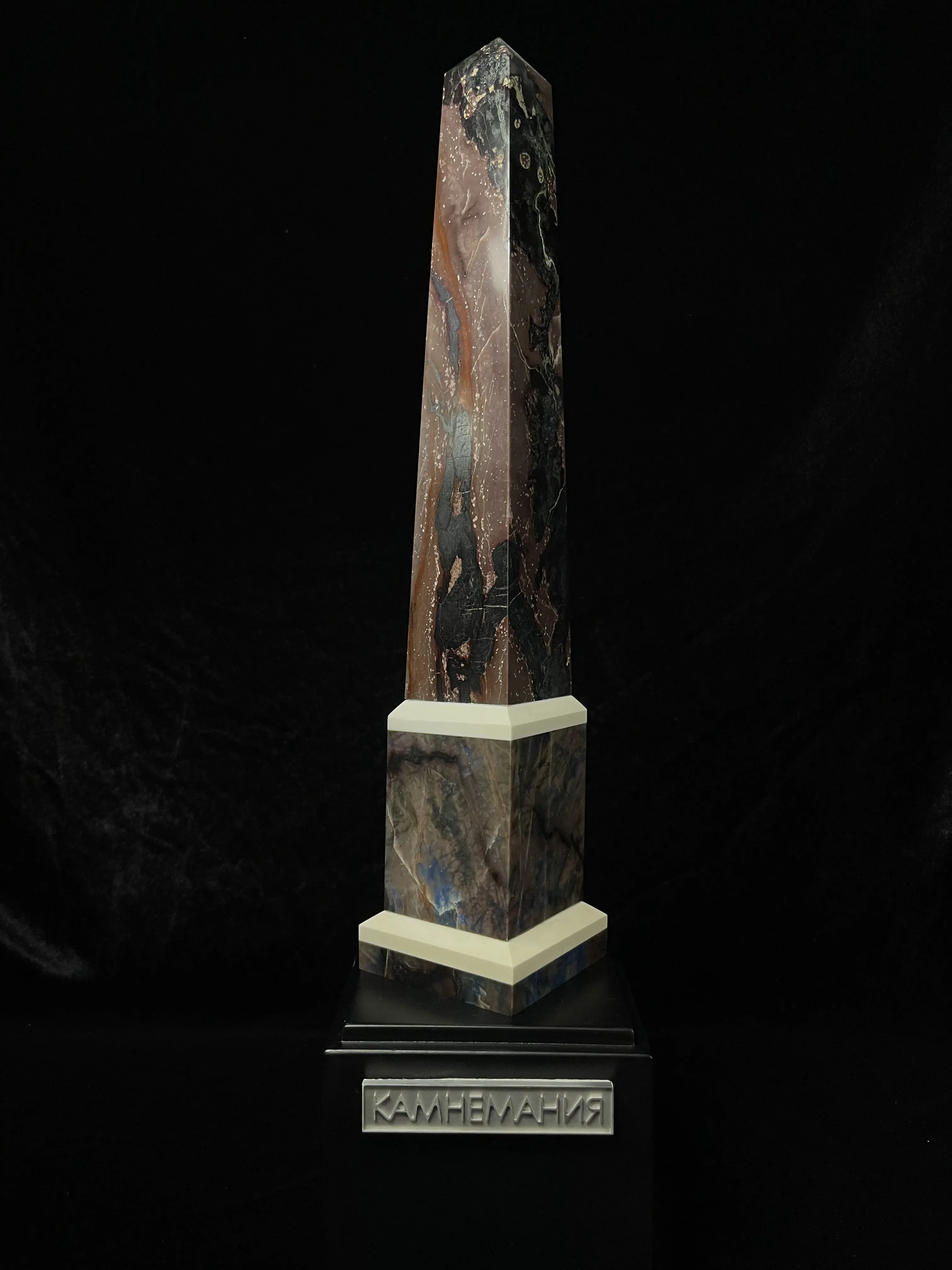 Камнерезная композиция из джаспилита, ирнимита и кахолонга