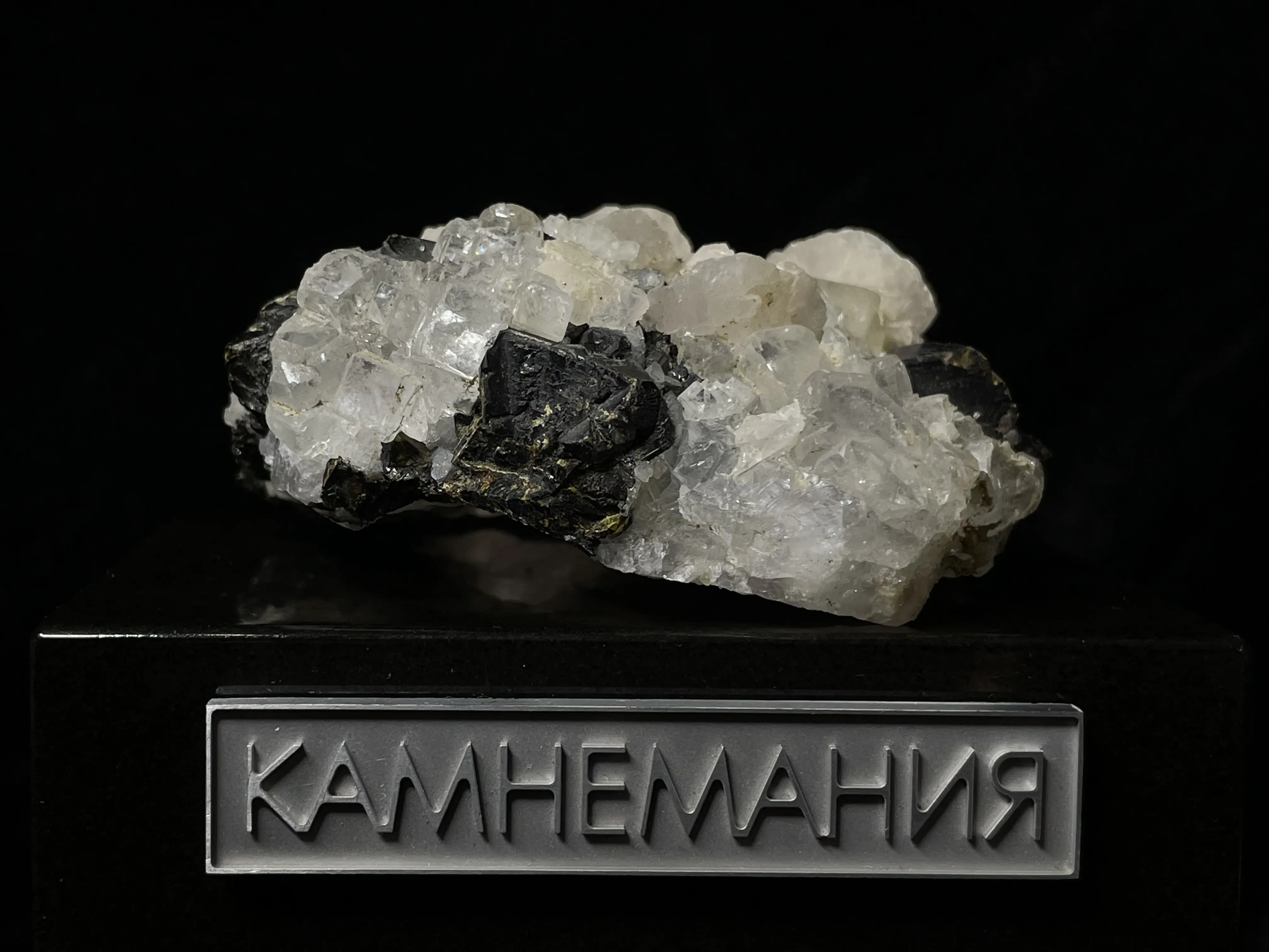 Кварц на кальците (кристаллы двух генераций) с флюоритом и сфалеритом