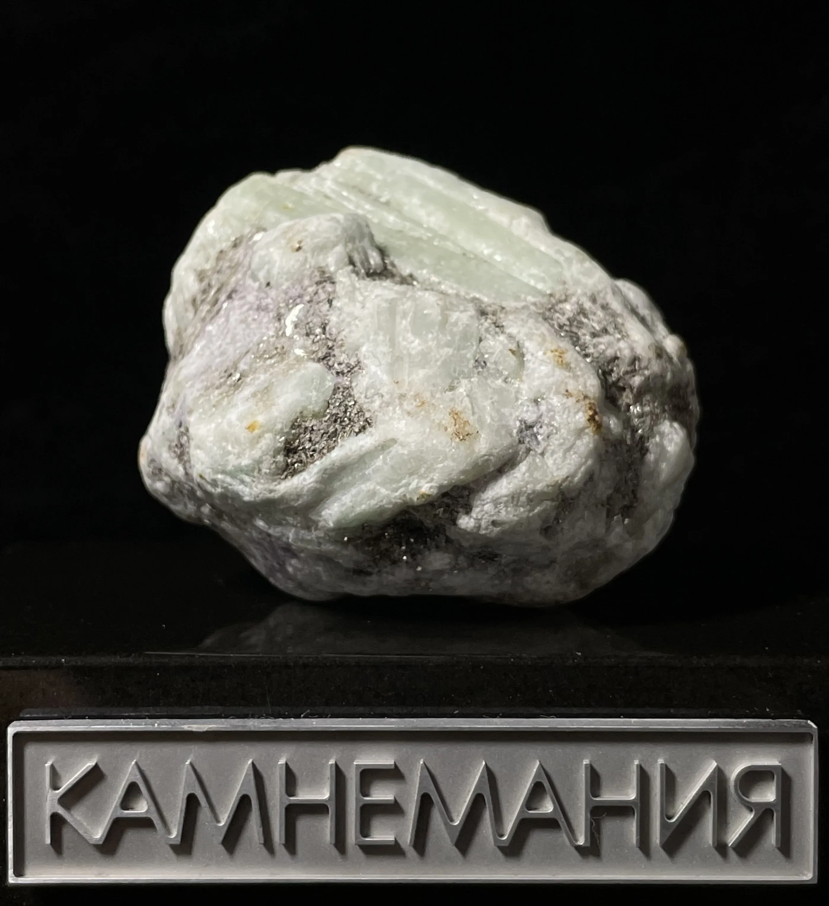 Берилл, изумруд на породе